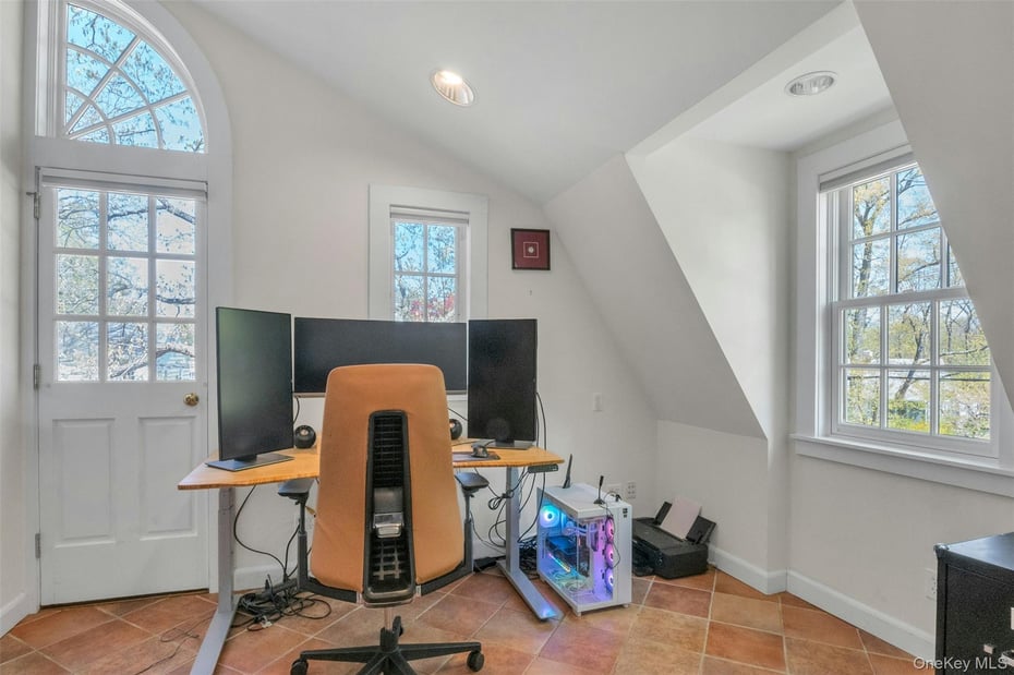 305 S Barry Avenue Photo 18