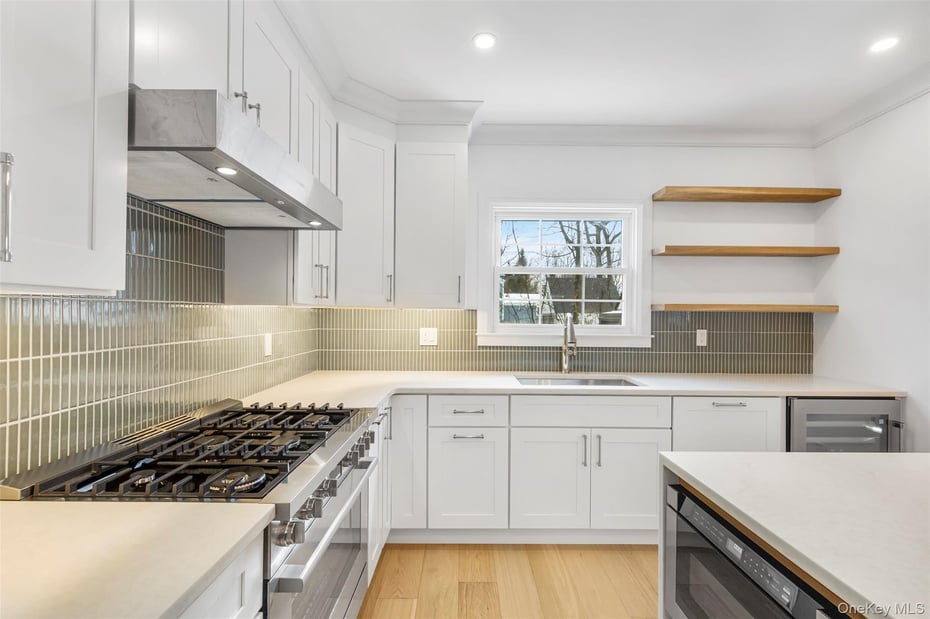 118 Soundview Avenue Photo 6