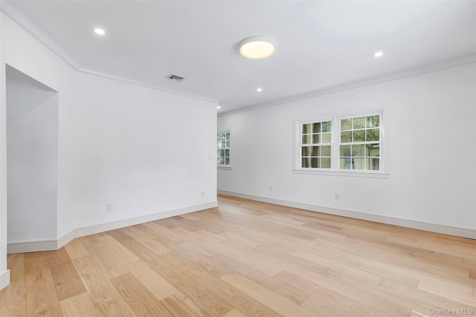 118 Soundview Avenue Photo 12