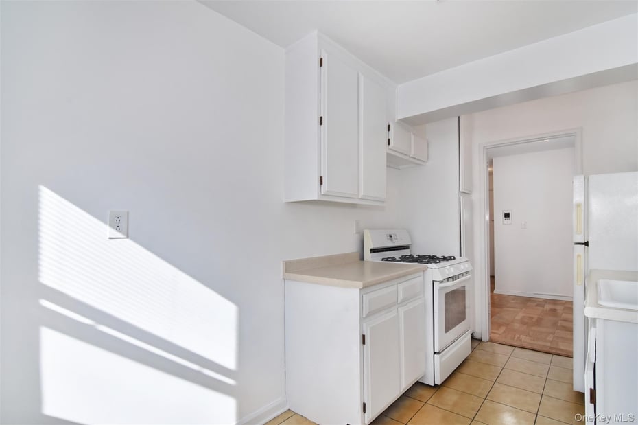 14 Westview Avenue  #204 Photo 12