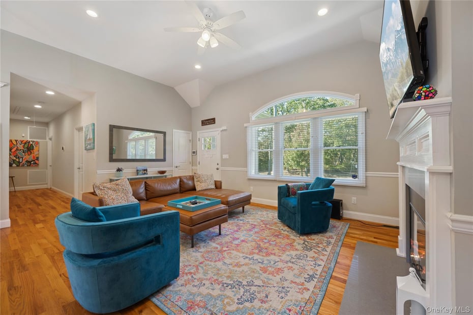 380 Homestead Way Photo 6