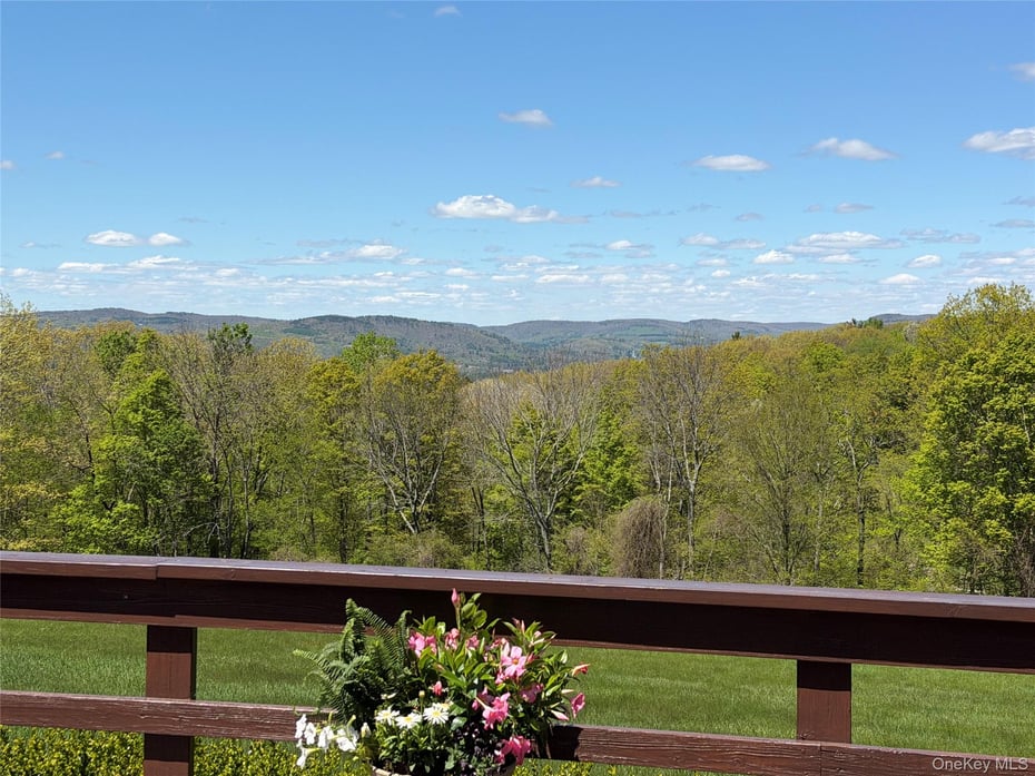 523 Breezy Hill Road Photo 1
