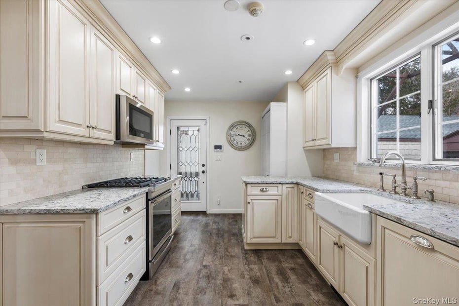 212 Manhattan Avenue Photo 16