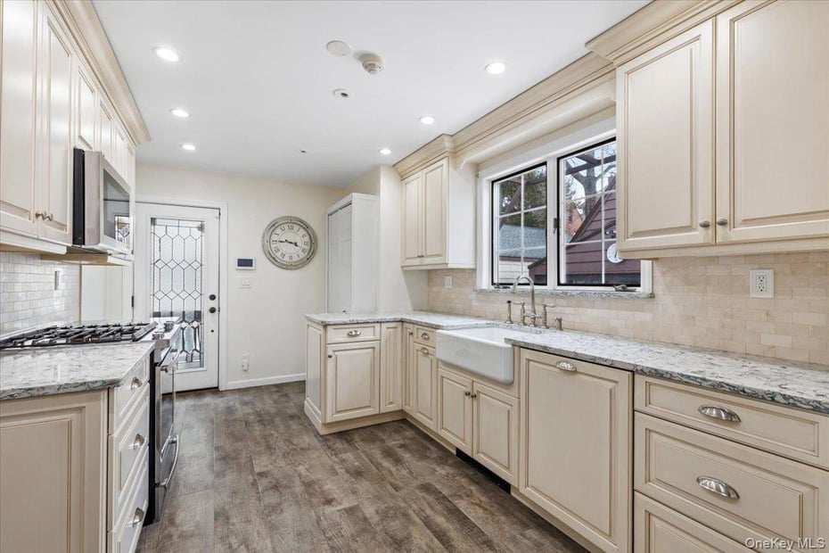 212 Manhattan Avenue Photo 14