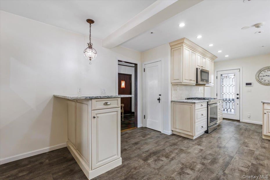 212 Manhattan Avenue Photo 15