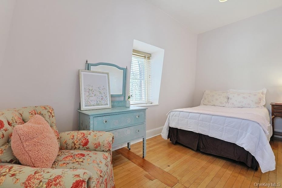 280 Bedford Road Photo 25