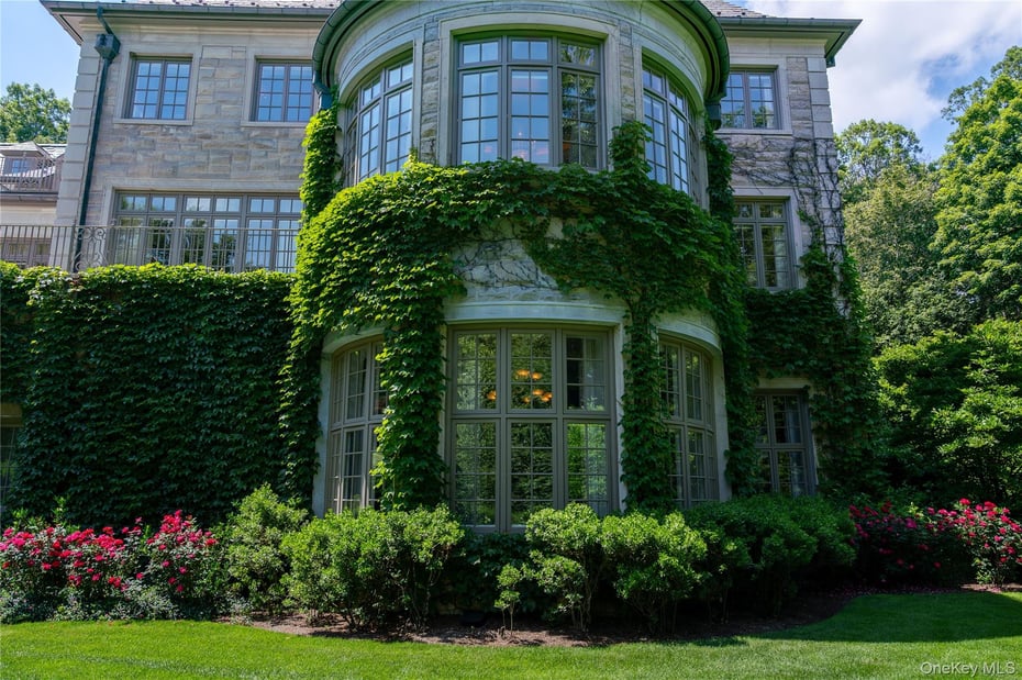 17 Cowdray Park Drive Photo 3