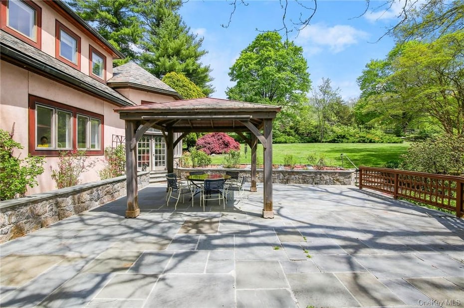 99 Moseman Avenue Photo 24