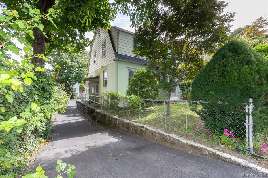 531 1/2 Willett Avenue Photo 3