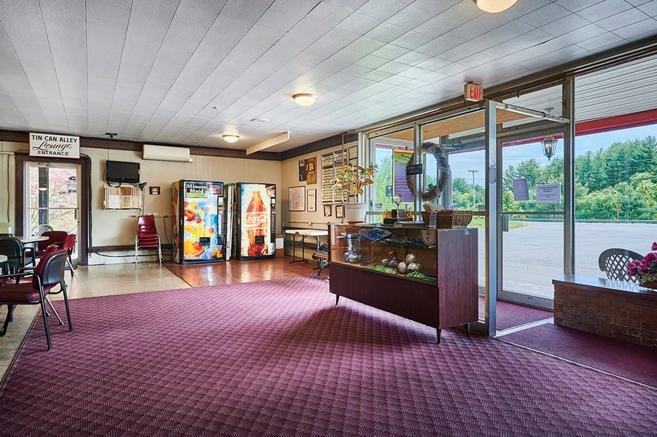 74 College Hwy Photo 18