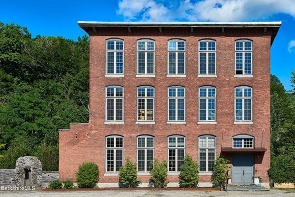 410 Park St N Photo 1