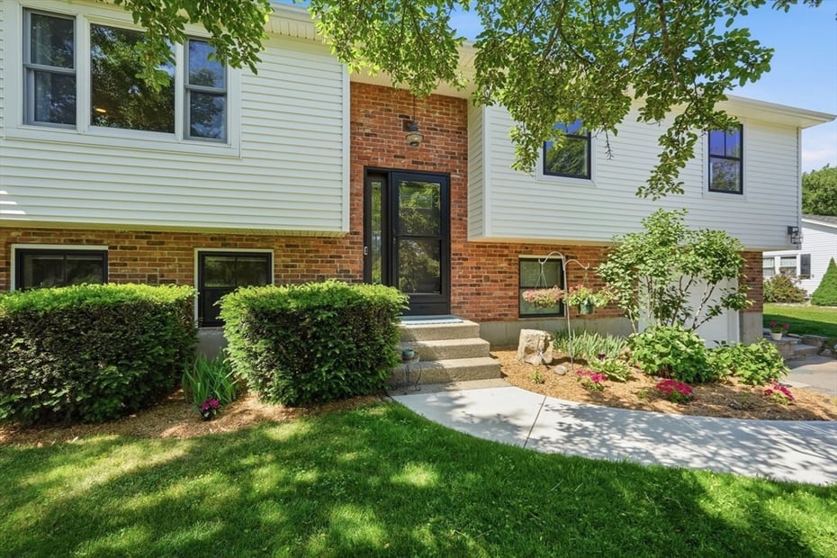 17 Captain Lathrop Dr Photo 1