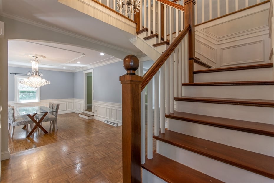 591 Pinewood Dr Photo 2