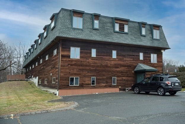 32 Industrial Dr E Photo 2