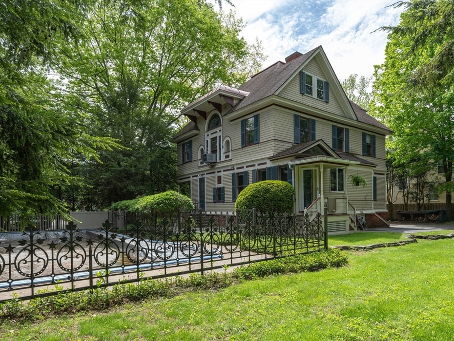 51 Harrison Ave Photo 4