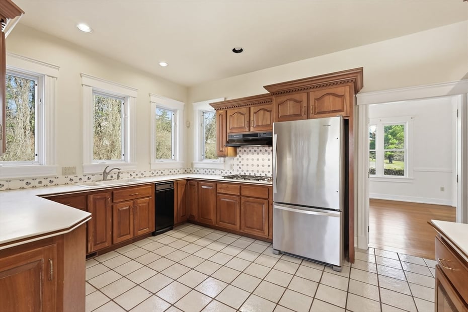 365 Middle St Photo 16