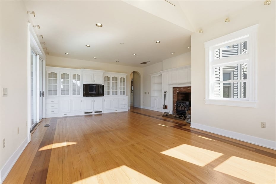 365 Middle St Photo 8