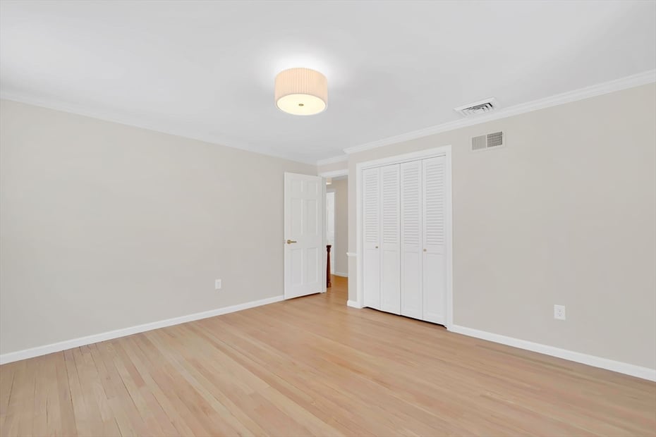 59 Lawrence Dr Photo 22