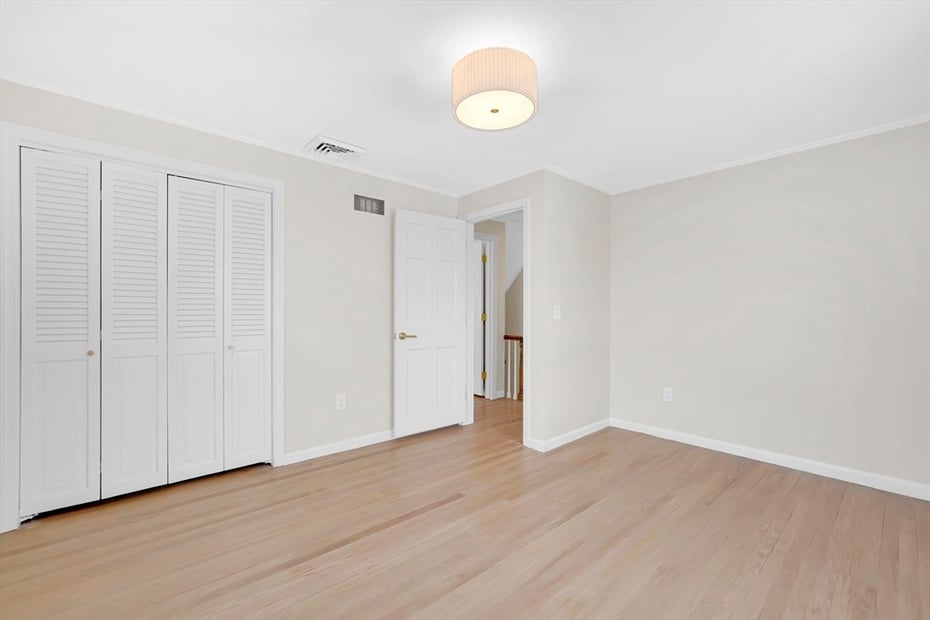 59 Lawrence Dr Photo 23