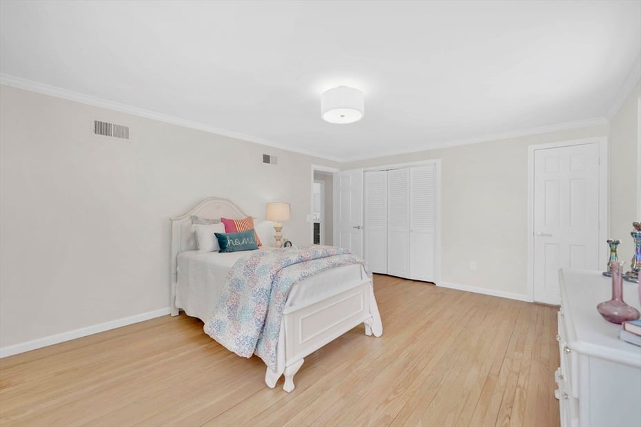 59 Lawrence Dr Photo 19