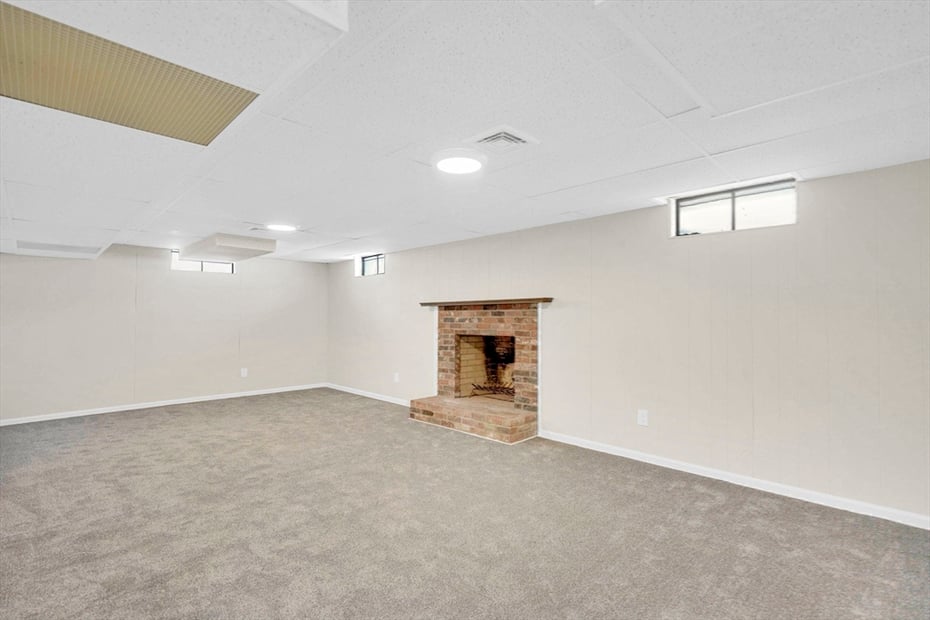 59 Lawrence Dr Photo 33