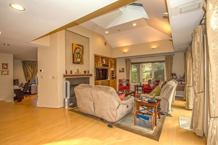 70 Tennyson Dr Photo 9