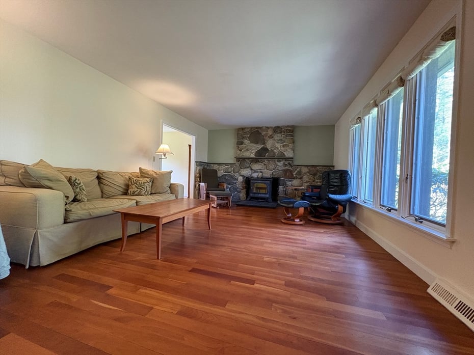 11 Juniper Drive Photo 9
