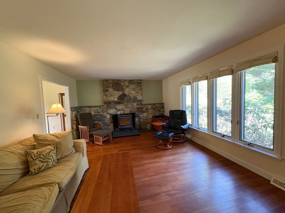 11 Juniper Drive Photo 7