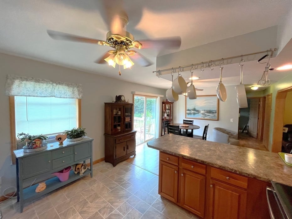 150 Carson Ave Photo 9