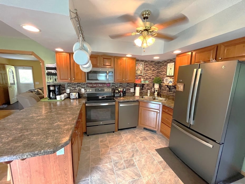 150 Carson Ave Photo 6