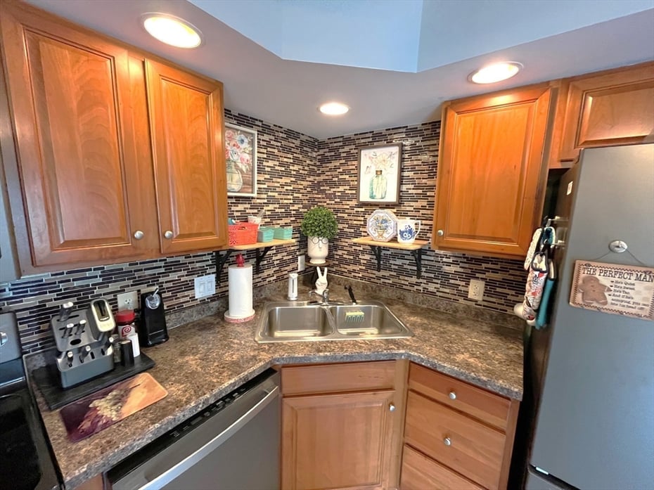 150 Carson Ave Photo 5