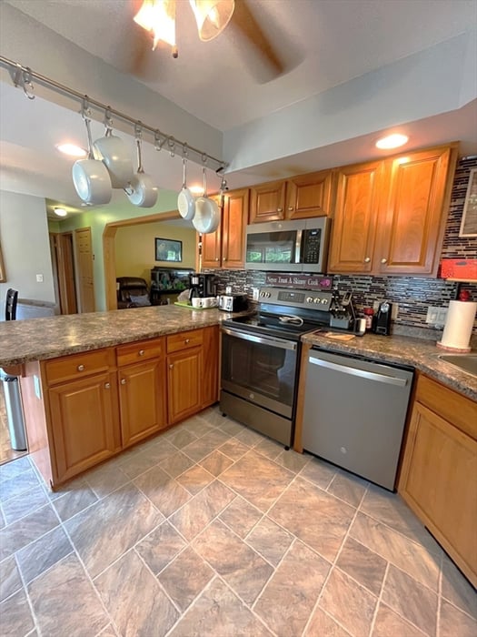 150 Carson Ave Photo 4